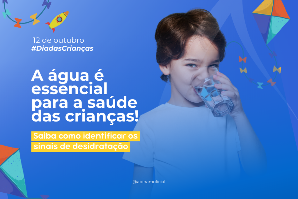 Criança bebendo água em campanha sobre hidratação infantil no Dia das Crianças.
