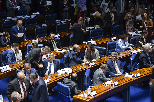 Saiba quais deputados votaram contra a isenção de tributos sobre a água mineral natural