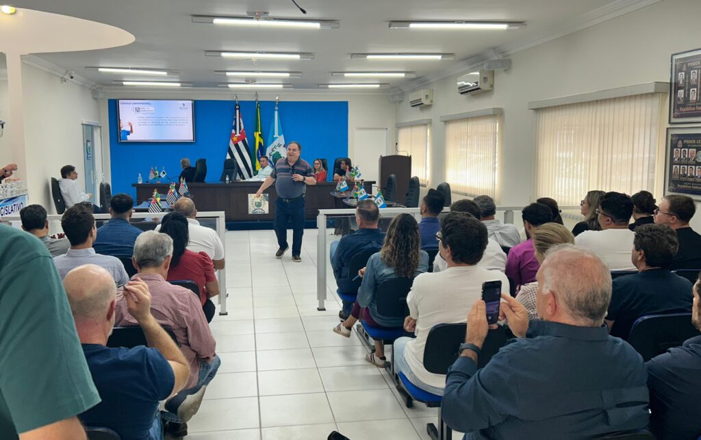 Câmara Municipal de Lindóia com participantes sentados enquanto que Carlos Alberto Lancia ministra o Workshop